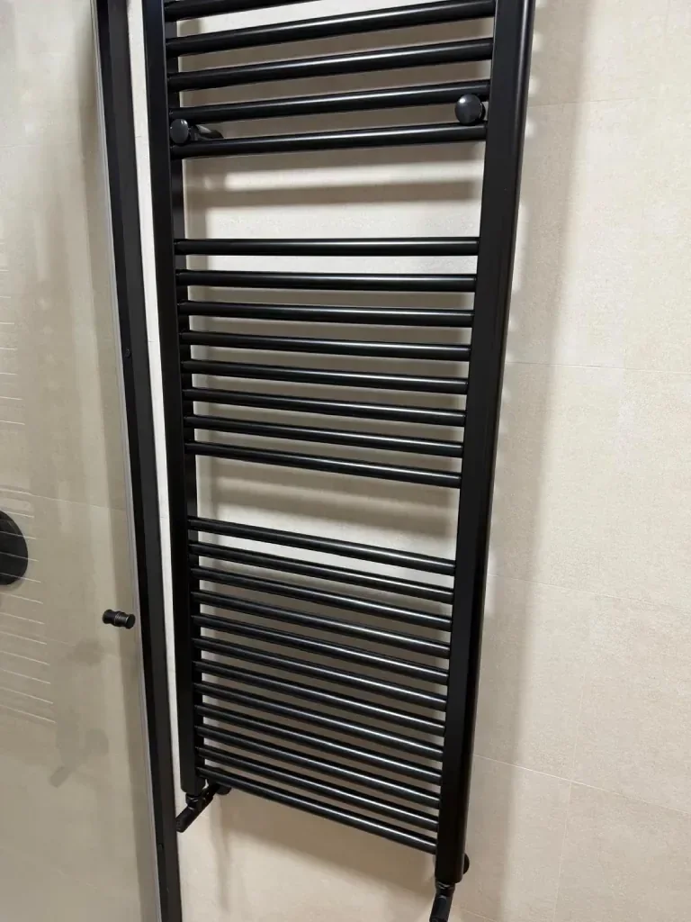 Radiador toallero eléctrico colocado durante la reforma