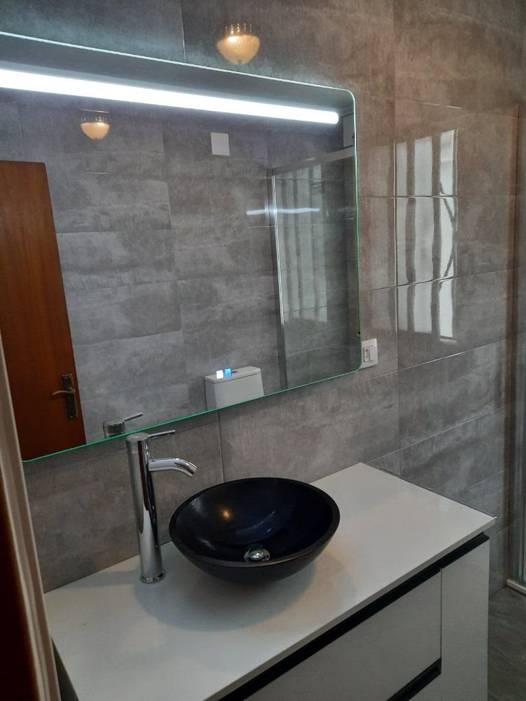 Lavabo de sobre encimera con espejo LED iluminado