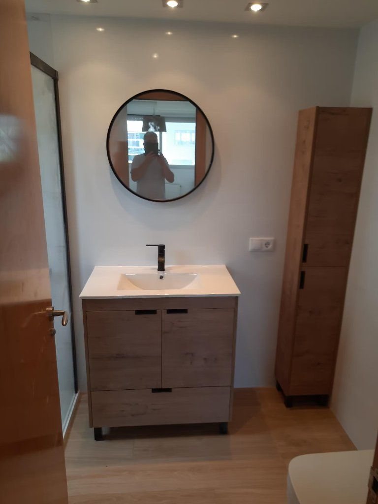 Mueble de lavabo en madera acompañado de columna auxiliar