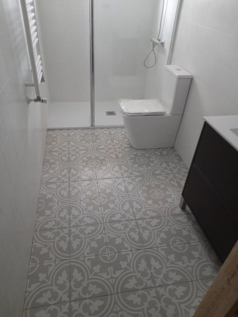 Ducha con azulejo gris y mueble de lavabo de madera